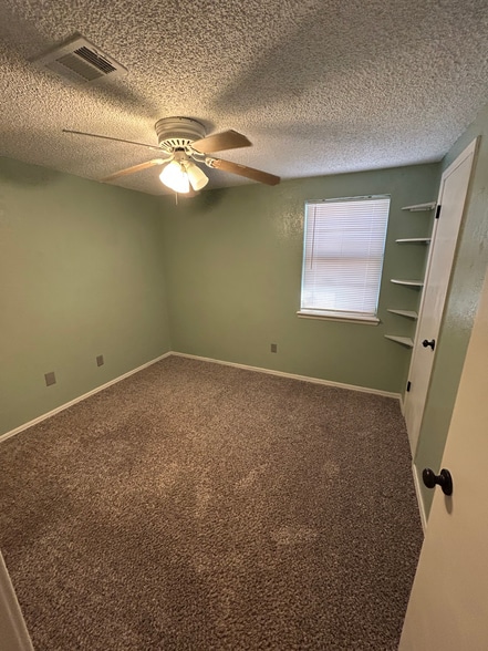 Building Photo - 4220 SE 49th Ter