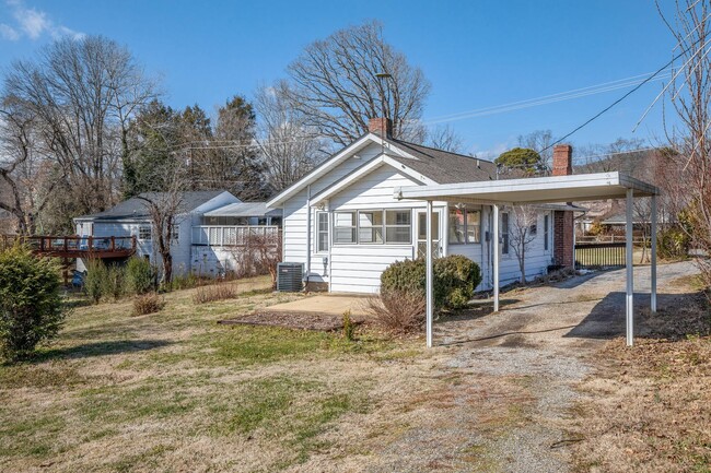 Building Photo - Adorable East Asheville House