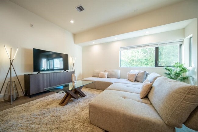 Building Photo - 2212 Francis St