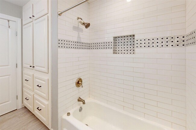 Building Photo - 5850 Braesheather Dr