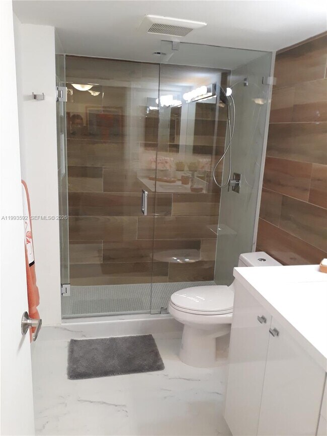 Building Photo - 2555 Collins Ave