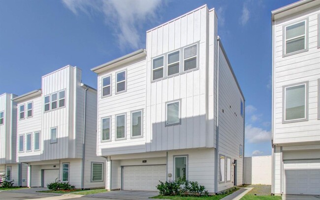 Building Photo - 1741 Cove Cres Ct