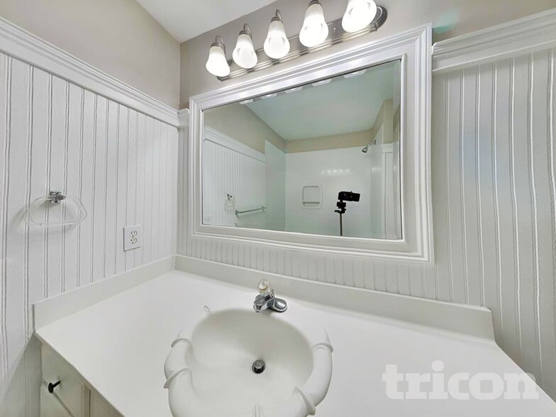 Building Photo - 1048 Whispering Woods Dr