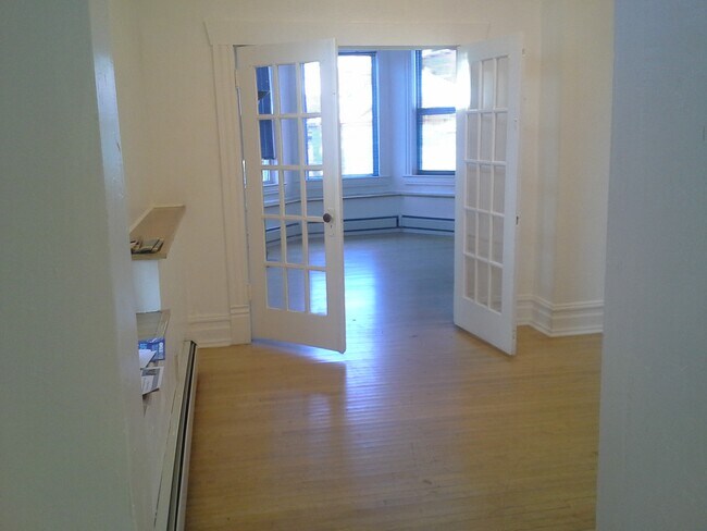 Building Photo - 612 W Silver St