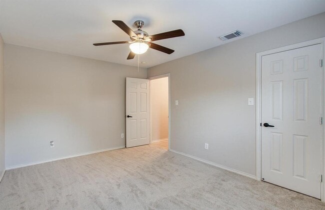 Building Photo - 2631 Woodridge Manor Dr