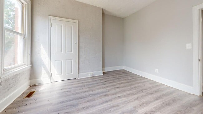 Building Photo - Renovated 2BR Row Home