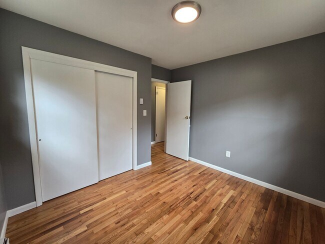 Building Photo - 1237 E Emmaus Ave