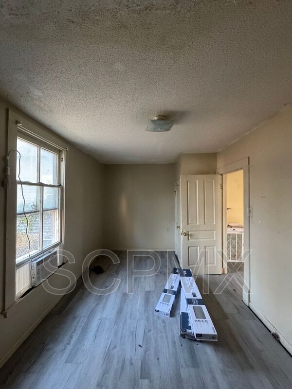 Building Photo - 1529 Henley St