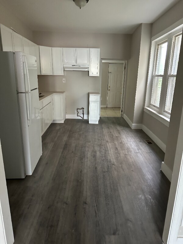 Building Photo - 2123 S 60th St