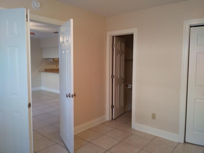 Building Photo - 1000 N Duval St