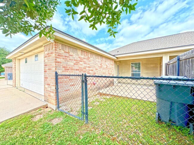 Building Photo - 9820 Salem Way