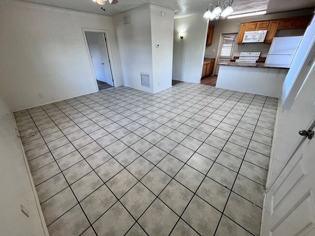 Building Photo - Central- 3 bedroom/ 2 bathroom house
