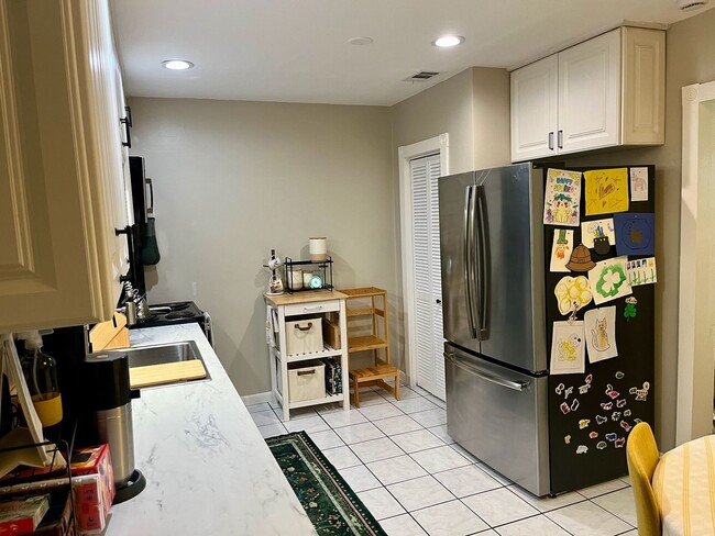 Building Photo - 3/2 Duplex Conveniently Situated in an Established Neighborhood!