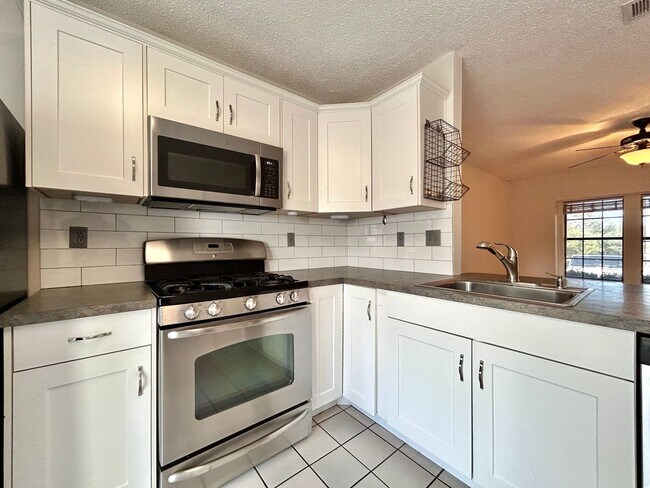 Building Photo - Stylish 2 Bedroom, 1.5 Bath Home with High Ceilings