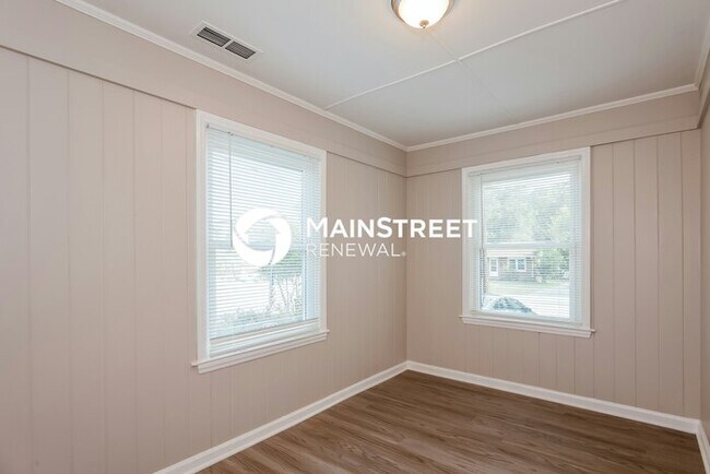 Building Photo - 3 Bedroom Pet-Friendly Home in Charlotte, NC with Main Street Renewal