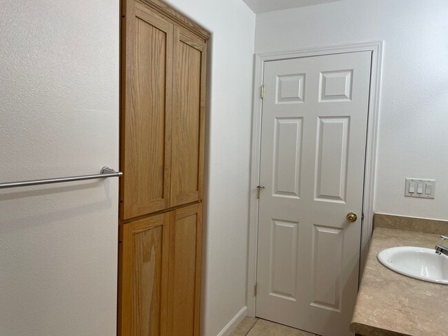 Building Photo - Nice 3 Bedroom 2 Bathroom Downstairs Apart...