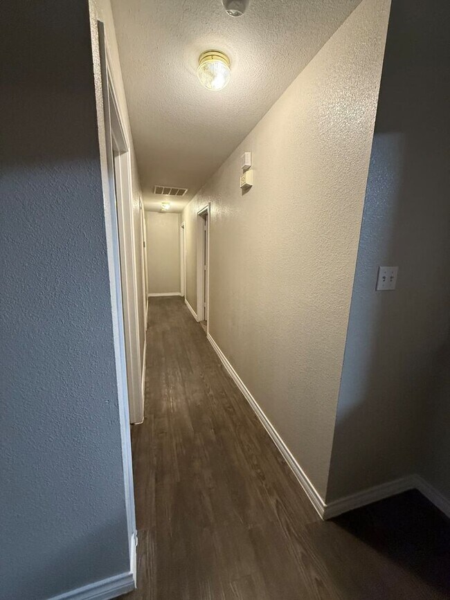 Building Photo - Spacious 3 bedroom / 3 bath duplex in convenient location