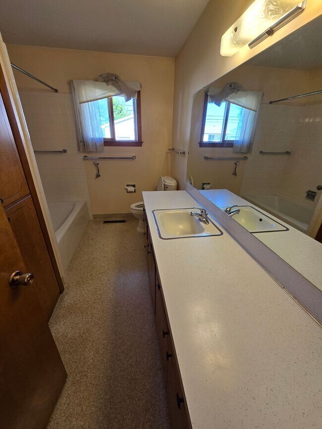 Building Photo - 1133 N Howard Ave