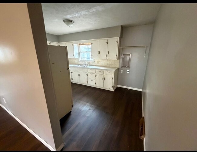 Building Photo - 2 bedroom 1 bath Carport