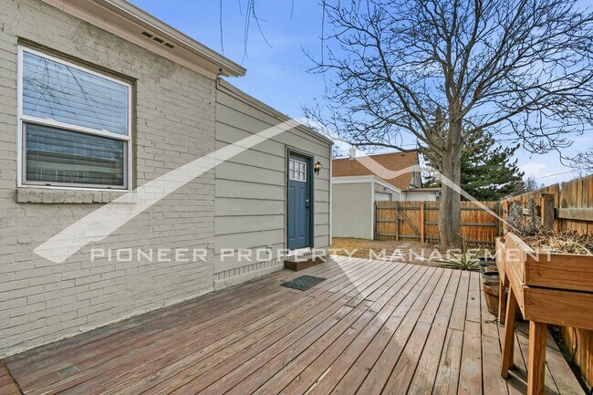 Building Photo - Charming Home with Washer/Dryer and Fenced Yard