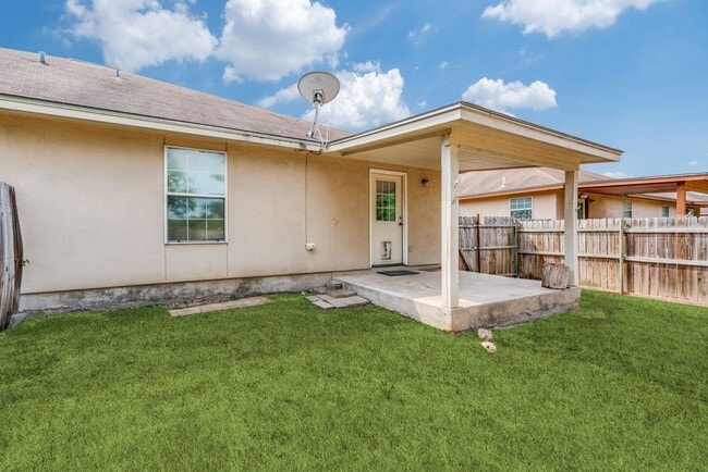 Building Photo - New Braunfels 2/2/1