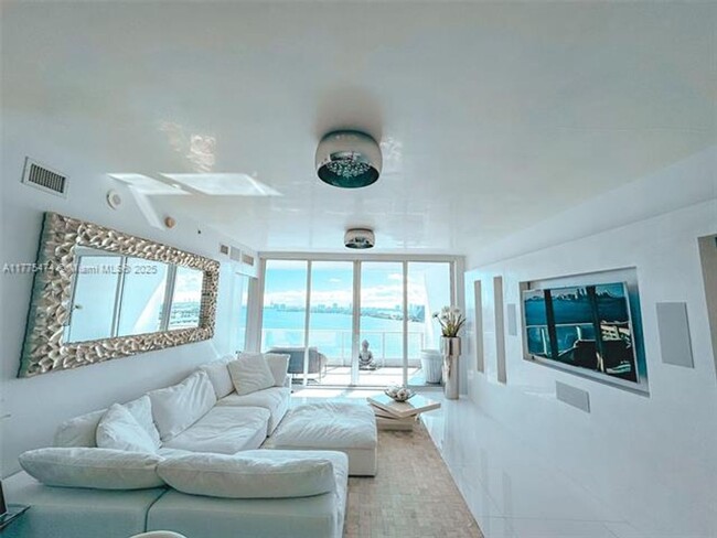 Building Photo - 2020 N Bayshore Dr