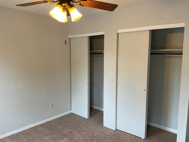 Building Photo - Charming 2 bedroom 1.5 bath town home located in Jacksonville. Just a short drive to the area bas...