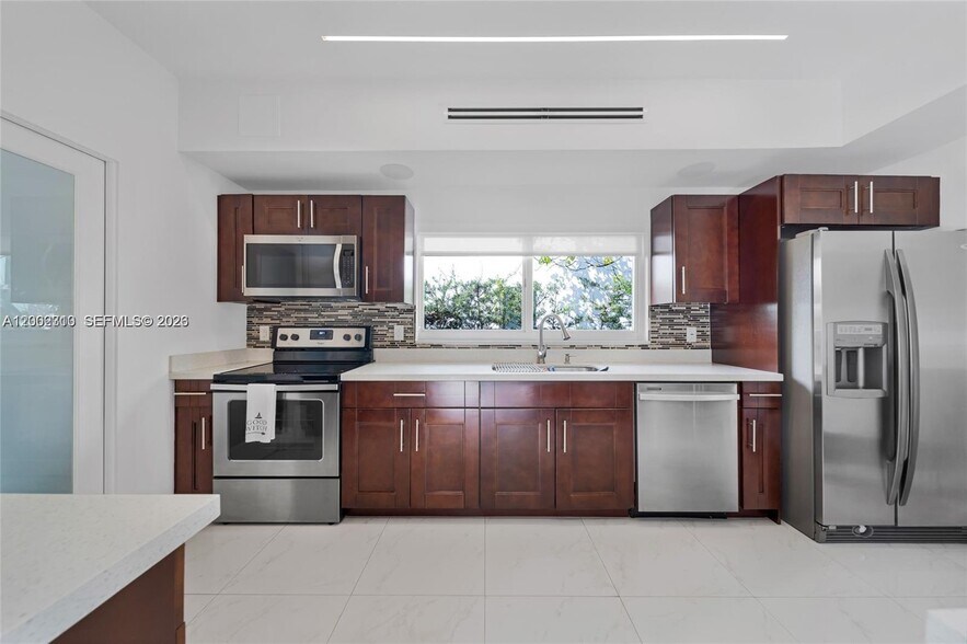 Building Photo - 3531 SW 1st Ave