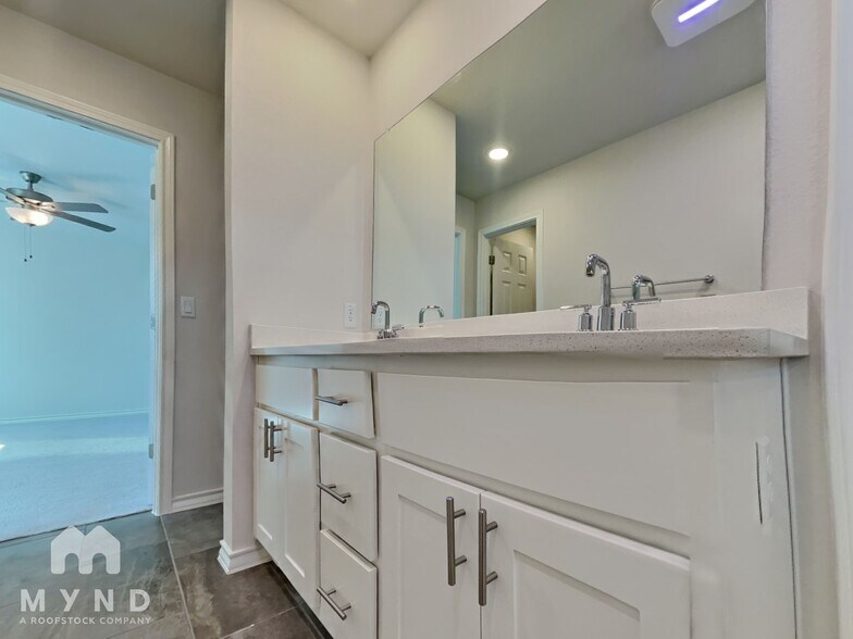 Building Photo - 2909 Salvidar Bend