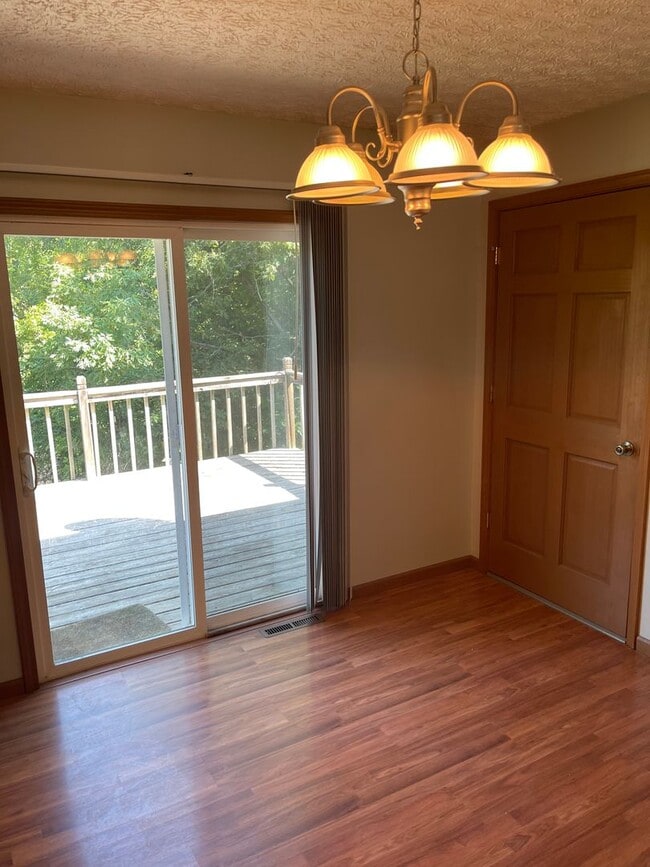 Building Photo - Available December 21st! SPACIOUS & PET FR...