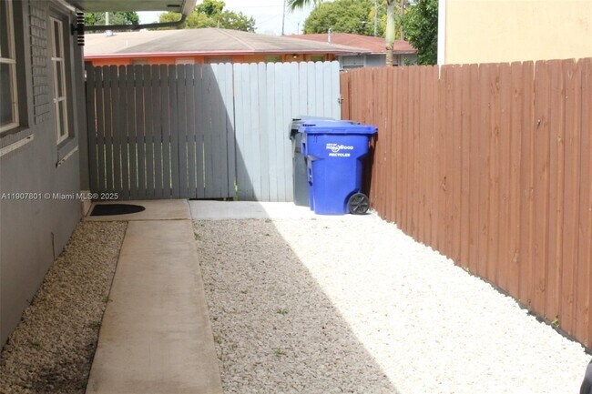 Building Photo - 5841 Tyler St