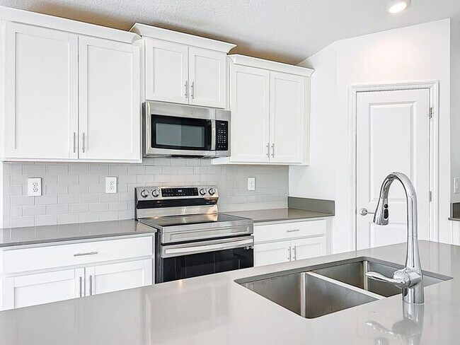Building Photo - 4/2 Groveland Home with Solar Panels-MOVE IN SPECAIL: ONE MONTH FREE RENT