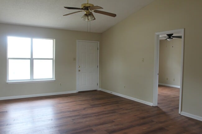 Building Photo - 804 Goodall Ave