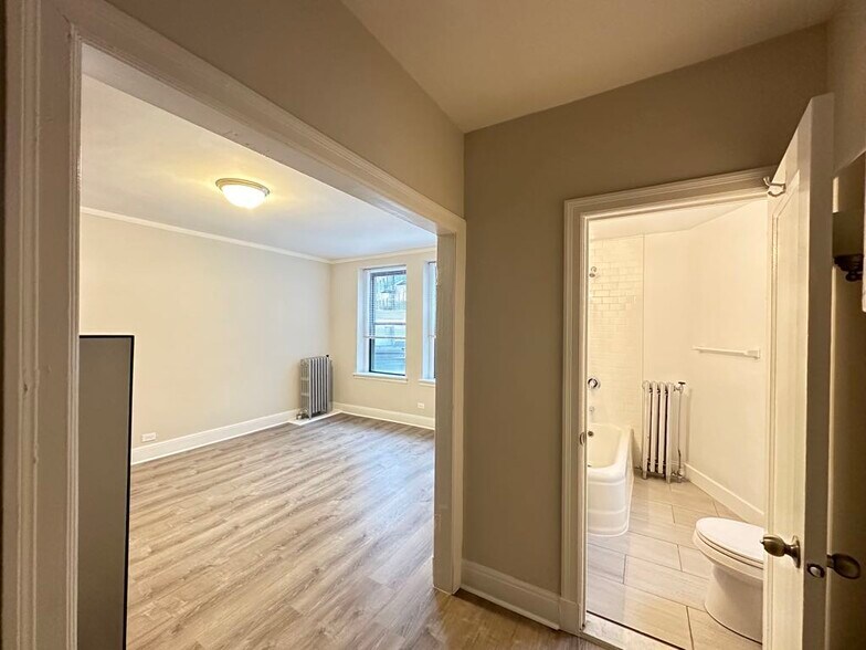 Building Photo - 3335 W Diversey Ave