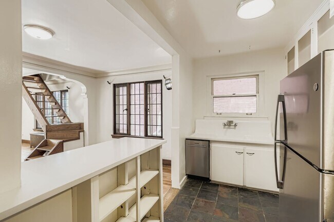 Building Photo - Capitol Hill Location, private roof top de...