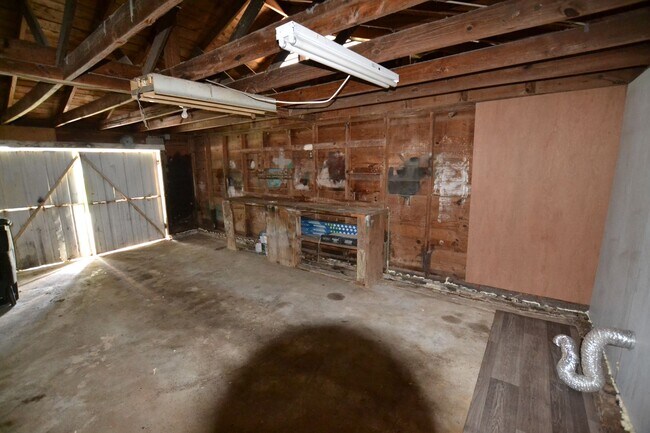 Building Photo - Updated, 3 bedroom, 2 bath home on treed lot in coveted Brownsfield Community