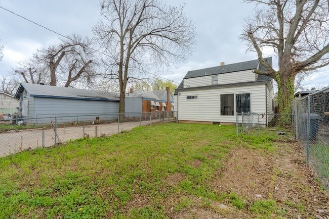 Building Photo - The 26th St. Gable House