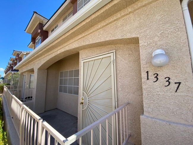 Building Photo - Charming 2 Bed/3Bath/2 Car Garage, Townhome nestled in this beautiful Summerlin North Gated Commu...