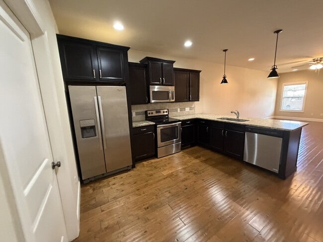 Building Photo - 2BD 2BA ONE LEVEL CONDO IN ALGOOD