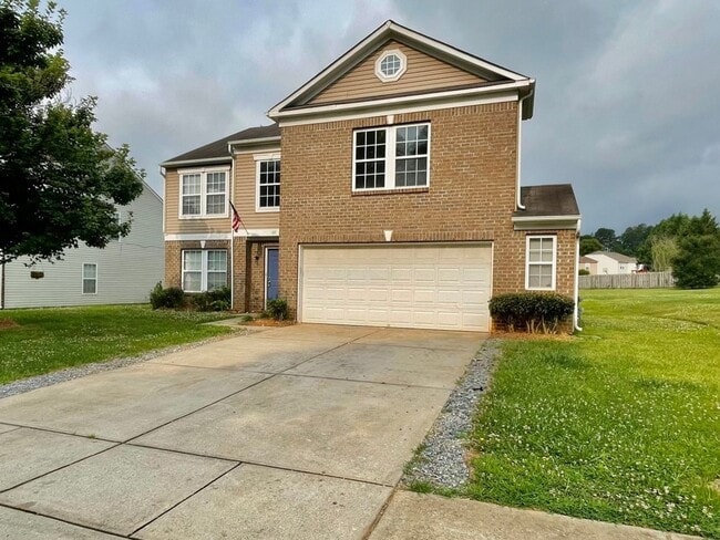 Building Photo - Beautiful 5 bedroom 3 bath  home is locate...