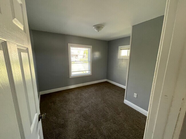Building Photo - DAYTON, OH - FIVE OAKS - 3 BEDROOM/1 BATH ...