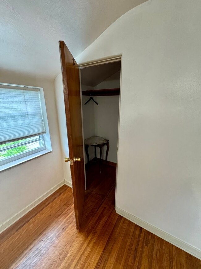 Building Photo - Charming 2 Bed 1 Bath in Beechview!