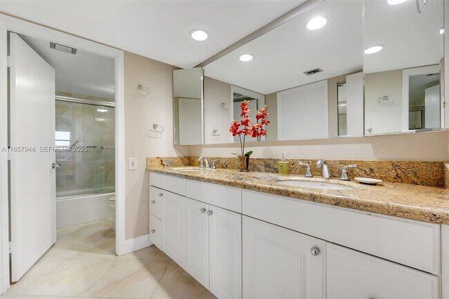 Building Photo - 3200 Port Royale Dr N