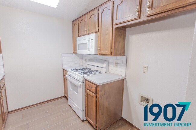 Building Photo - 2102 Briarcliff Dr