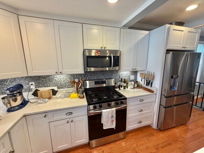 Building Photo - Beautiful Benning 3 Bedroom Renovated Bungalow Home with Yard, Parking, W/D.