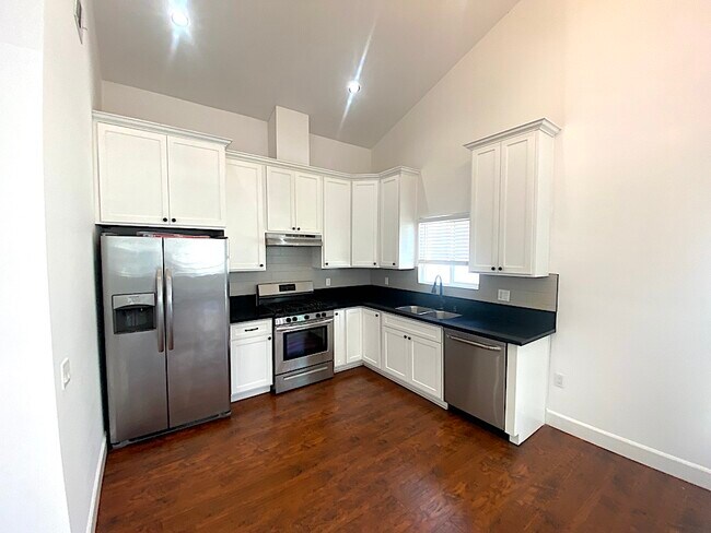 Building Photo - 4861 Mascot St