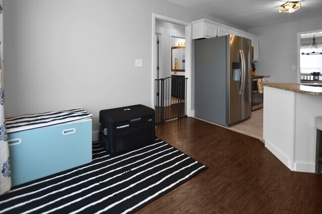 Building Photo - Three Bedroom with Bonus!
