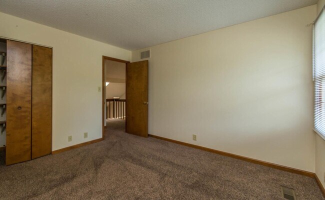 Building Photo - 1802 E Maxwell Ln