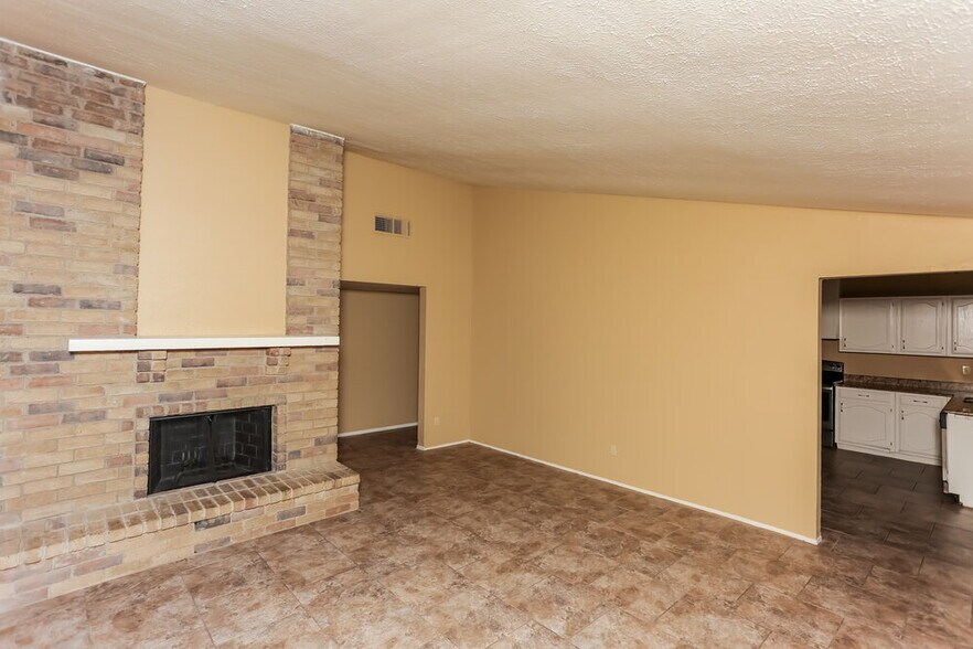 Building Photo - 515 Nora Ln