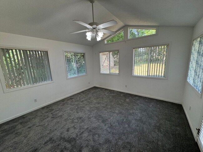 Building Photo - 3 bedroom 2 bath home with a bonus room in Davenport